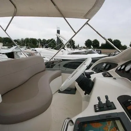 Motorboat Murano In Πλωτό κατάλυμα