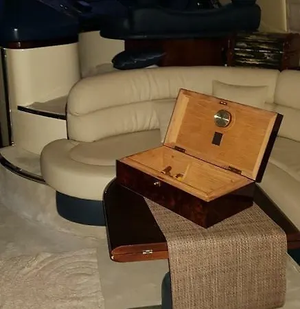 Motorboat Murano In Πλωτό κατάλυμα *